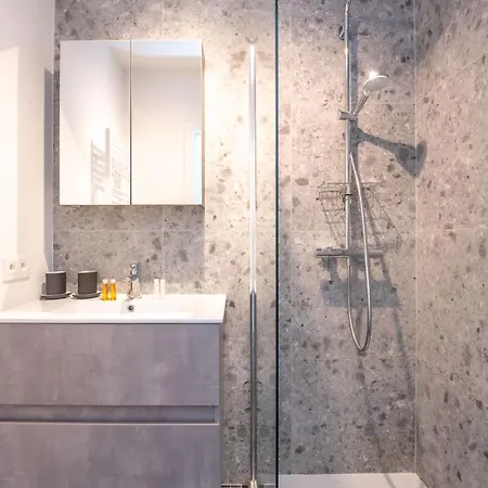 Apartment Stylish With Sea View For 4 People *
